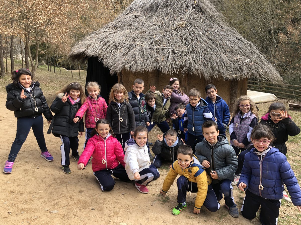 ColSantLluis's tweet photo. A les Coves del Toll hem entrar dins una cova del Neolític, hem creat un collaret i ens hem pintat com ho feien en aquella època. #ColSantlluis #1rPRI https://t.co/544rYOu673