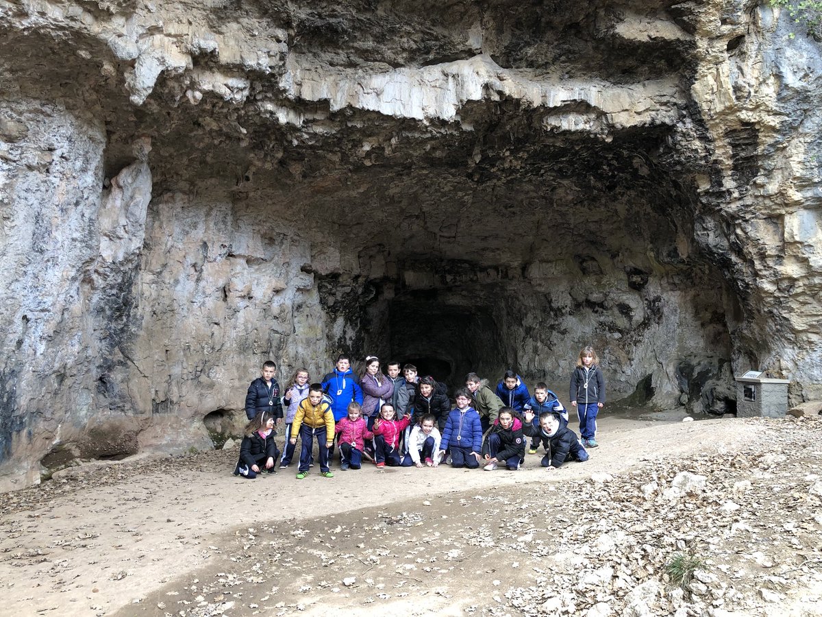 ColSantLluis's tweet photo. A les Coves del Toll hem entrar dins una cova del Neolític, hem creat un collaret i ens hem pintat com ho feien en aquella època. #ColSantlluis #1rPRI https://t.co/544rYOu673