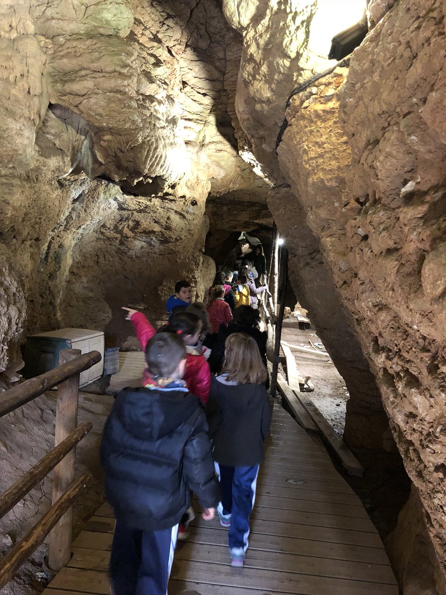 ColSantLluis's tweet photo. A les Coves del Toll hem entrar dins una cova del Neolític, hem creat un collaret i ens hem pintat com ho feien en aquella època. #ColSantlluis #1rPRI https://t.co/544rYOu673