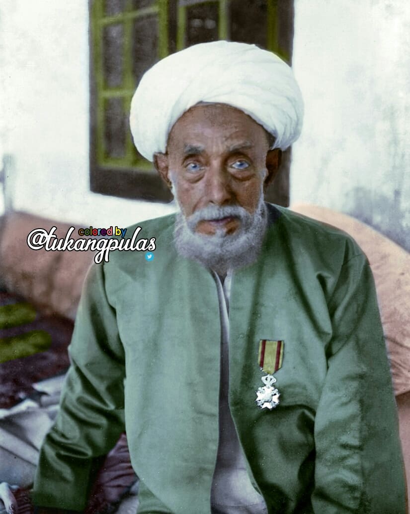 tukangpulas's tweet photo. Habib Ustman bin Yahya Mufti Betawi,Beliau adalah Gurunya Para Ulama Betawi terdahulu. Beliau wafat tahun 1913.
Dan yang menggantikan kedudukan beliau di Betawi sebagai Ulama besar, ialah muridnya yg bernama Habib Ali AlHabsyi Kwitang https://t.co/sYP6BxO1JQ