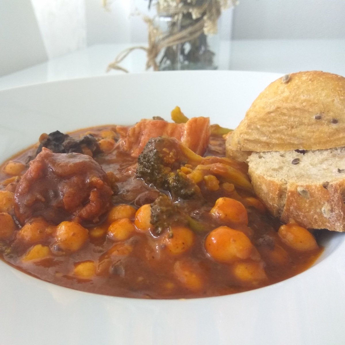 franxescocina's tweet photo. Nos encantan las #legumbres, hoy #garbanzos y #brocoli con embutidos... #francescocina #franxescocina #tallerdecocina #tuchef #passionfood #tallerdecocina #foodinfluencer #gustofood #cooking #chef #chefencasa #tuchef #branding #bevange #foodie #murcia #comersano https://t.co/imhlyIIbG9