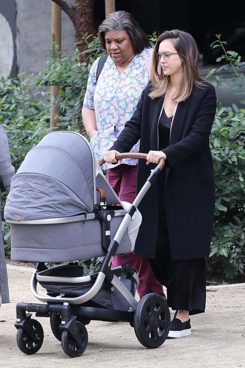 JAlbaFrance's tweet photo. #CANDID : @jessicaalba &amp; son fils Hayes à Los Angeles ce 08 Mars. https://t.co/kQkliuhIDr https://t.co/koPI12fGTA