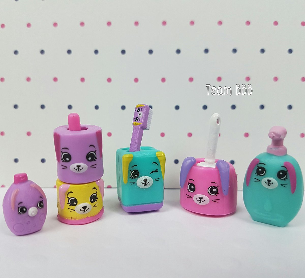 TeamBBB123's tweet photo. Our Bathroom bunny Petkins are getting ready for Easter 🐰 Check them and loads more cute toys out on our YouTube channel
https://t.co/eYp310T4oA
#Easter #Shopkins #Petkins #MooseToys #Bunnies #Bunny #HappyPlaces #youtubekids #smallyoutuber #SPKFan @Moose_Toys @ShopkinsWorld https://t.co/UsrsgjTgtO