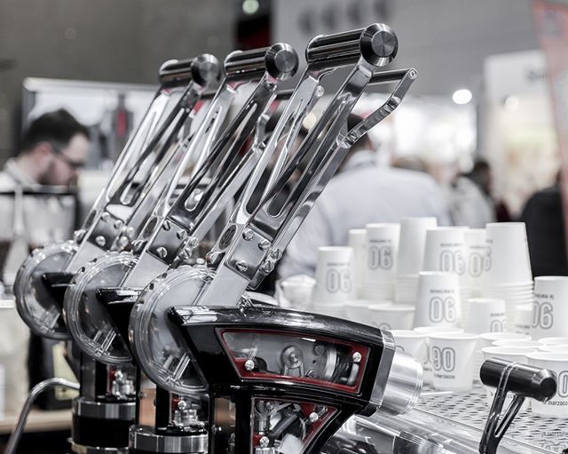 lamarzocco's tweet image. La Marzocco Leva enables a speed of service never before possible with a lever machine. The Leva greatly improves temperature stability of the traditional lever machine thanks to a next generation temperature control system.

#lamarzoccoleva #leva #thisi… ift.tt/2p7a0uz