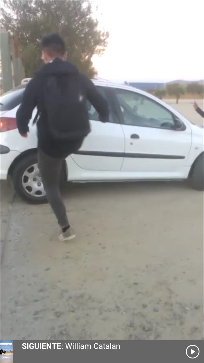 sanpedro_info's tweet photo. 🔴 URGENTE. 
Alumnos del Liceo Municipal de San Pedro, agraden a Vehiculo de la Directora del establecimiento, ademas de diversos insultos a su persona. #funaalumnos @SanPedro2018 @CGPMedios @ahoranoticiasAN @biobio @GMelipilla https://t.co/uHDGNbvScs
