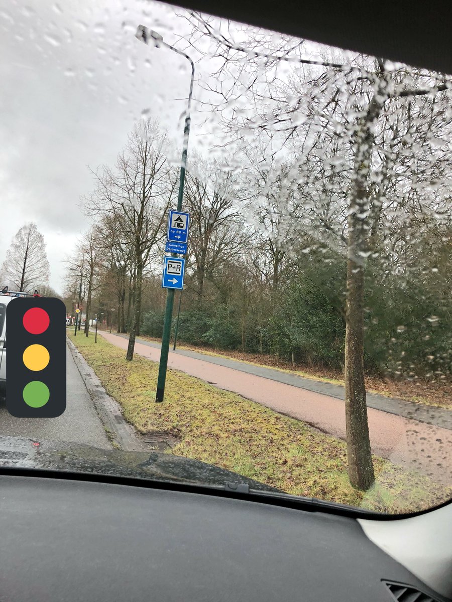 Waarom staan er altijd cursisten te oefenen op het drukste kruispunt van Soest <a href="/gemeentesoest/">Gemeente Soest</a>? Het loopt al niet door en nu staan er weer honderden meters file. #ergernis Ik snap dat niet.