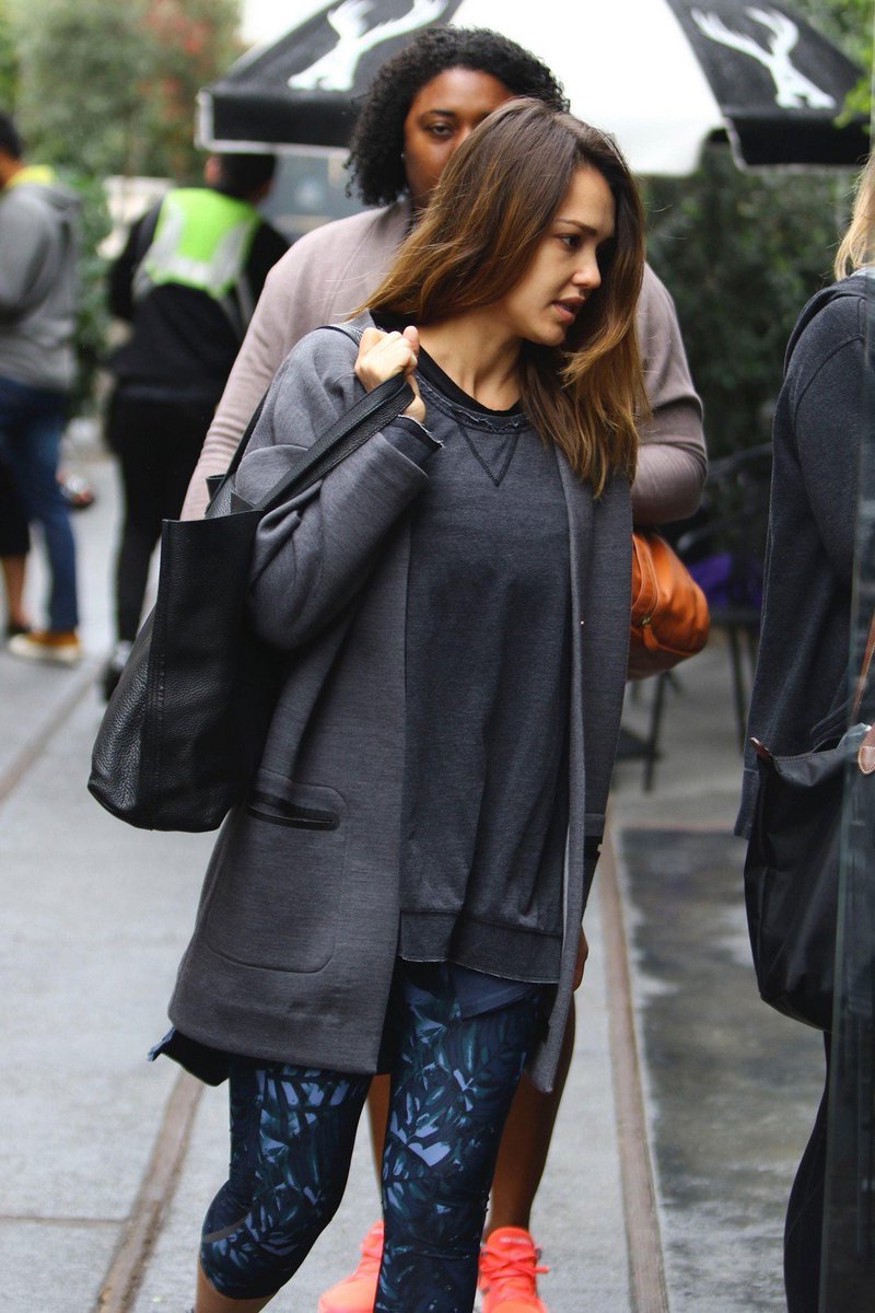 JAlbaFrance's tweet photo. #CANDID : @jessicaalba dans les rues de Los Angeles ce 10 Mars. https://t.co/6IlhjbQ4lH https://t.co/jproC1se49