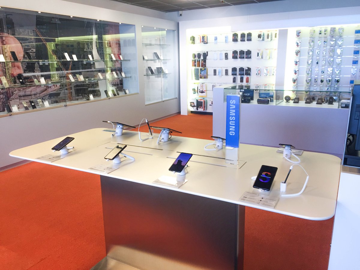 Vanaf nu kunt u niet alleen de Samsung Galaxy S9 bekijken, maar ook aanschaffen in onze showroom. Op dit moment hebben wij een beperkt aantal toestellen ter beschikking. Wees dus snel als u op korte termijn een Samsung Galaxy S9 wilt bemachtigen.
Check ook overhffshop.nl