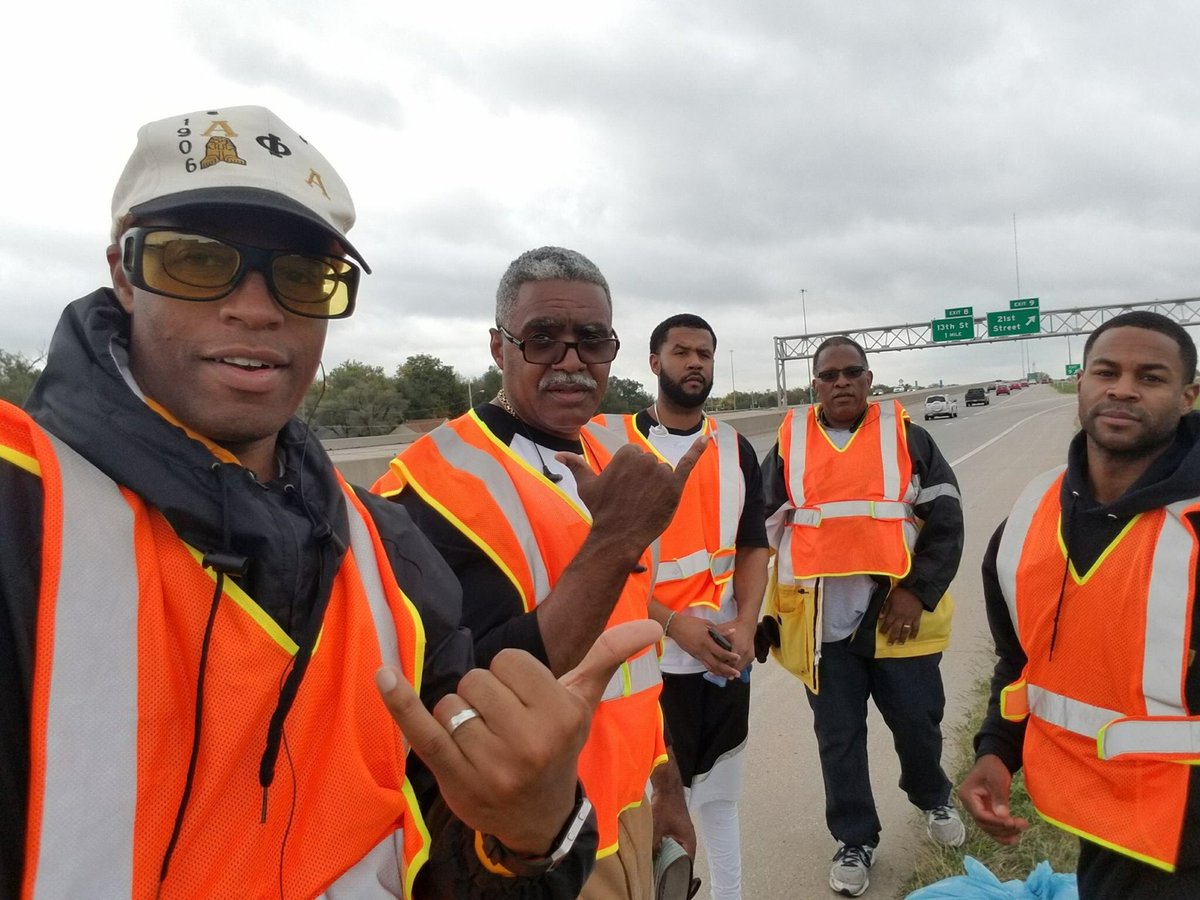 JShepard_17's tweet photo. ΑΦΑ, Eta Beta Lambda Chapter was challenged by @WichitaStateAKA to go green. Our chapter does our part to protect the environment and climate by getting out in the community to pick up trash and recyclables. We also adopted a highway years ago. #EAGoesGreen https://t.co/df0phBqSyh