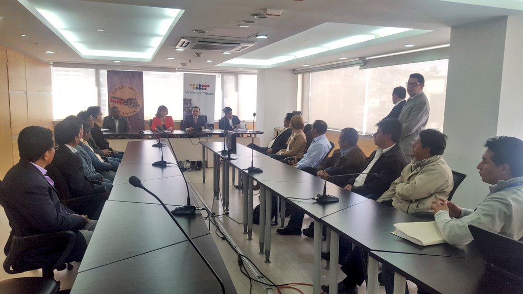 FabiolaArevaloP's tweet photo. Con gran satisfacción firmamos el #ContratoColectivoFEEP que beneficia a 179 trabajadores  ferroviarios. #Cumplimos con el talento humano de @ferrocarrilesec un compromiso del Gobierno @Lenin  Moreno https://t.co/DKJaPO55Bf