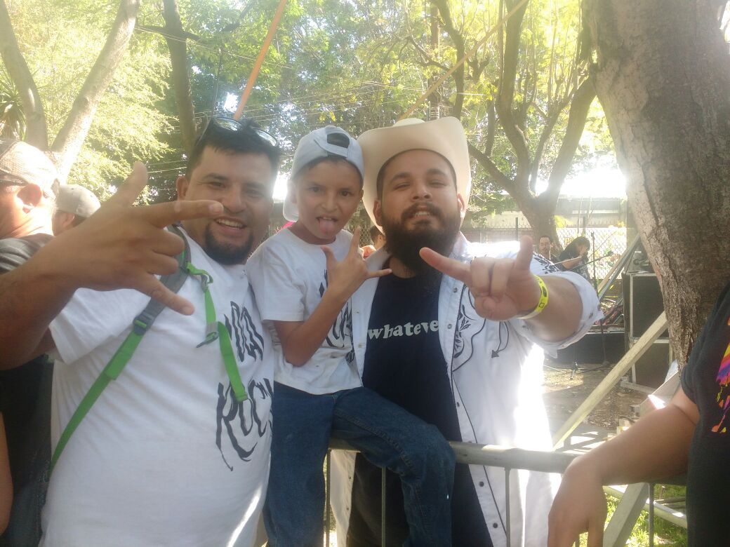 dmnterrible's tweet photo. los @NuncaJamasBand  vivir sin camino ni rei ni dios nada te puede atar 🎸🎼🎧 de grande quiero tocar la bateria como cesar https://t.co/QZLjEpqFKU