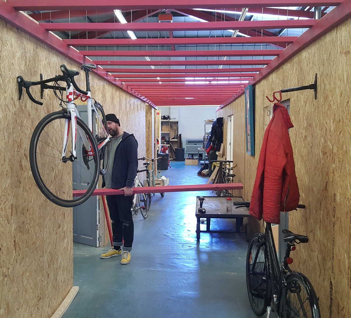 FieldBTN's tweet photo. Visited the new #LeftfieldBTN #makerspace recently; amazed to see how the #FIELDBTN group have transformed the space from cavernous warehouse to neat individual #workshops w lots of areas to meet & drink tea – plenty of room to work too! #coworking #entrepreneurs #Brighton #Hove https://t.co/ffBa2KnJ96