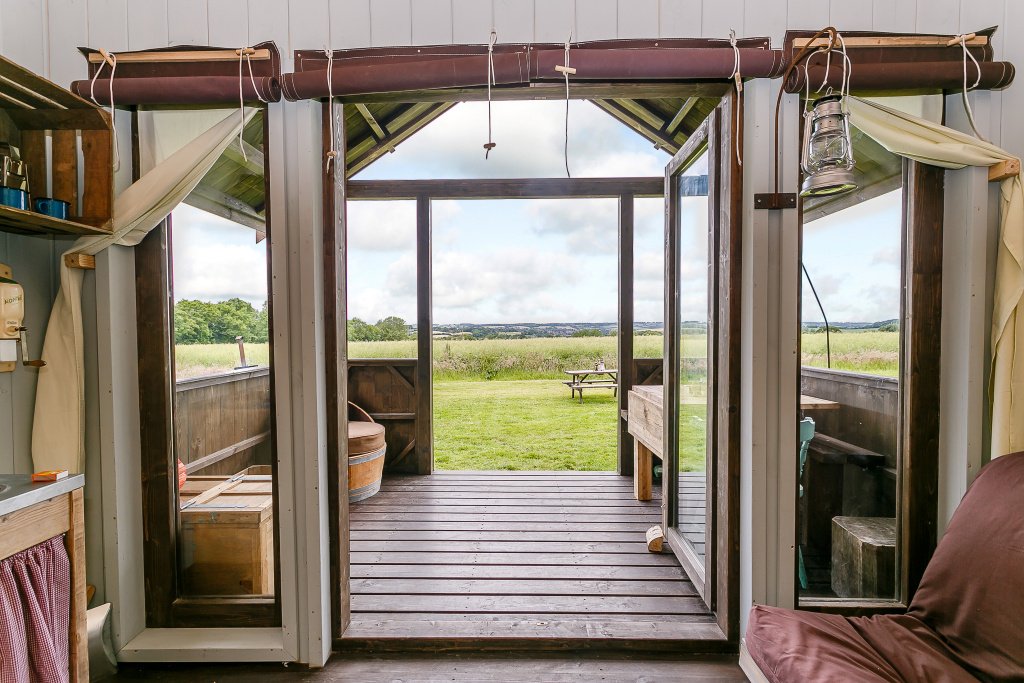 BoerenBed's tweet photo. Zijn jullie al bekend met ons Houten Vakantiehuisje voor Twee? 😍 

Ontsnap aan de drukte van het stadsleven en ontspan in deze romantische #glamping accommodatie, exclusief te  boeken bij Manor Farm in Hampshire, Engeland ❤️ 

 💻 https://t.co/IeEJRxjIhQ
 ☎ Bel: 0528 229440 https://t.co/vgEwiwLykd