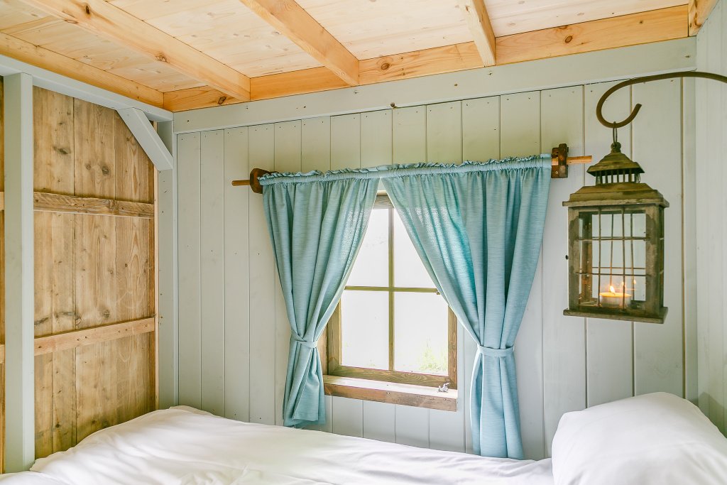 BoerenBed's tweet photo. Zijn jullie al bekend met ons Houten Vakantiehuisje voor Twee? 😍 

Ontsnap aan de drukte van het stadsleven en ontspan in deze romantische #glamping accommodatie, exclusief te  boeken bij Manor Farm in Hampshire, Engeland ❤️ 

 💻 https://t.co/IeEJRxjIhQ
 ☎ Bel: 0528 229440 https://t.co/vgEwiwLykd