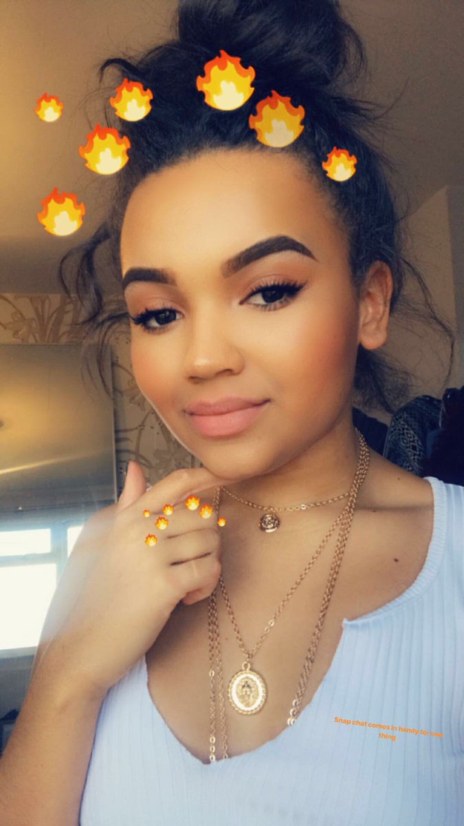 LindaMoonie's tweet photo. Big thankyou to @StarrKiely for giving us a beautiful self written song at the DV Awards Show you were magnificent, a true rising star who is shooting her way to the top, it couldent happened to a more possitive and beautiful person than yourself #Outstanding #BackingYouAllTheWay https://t.co/3SY1pbBMMv