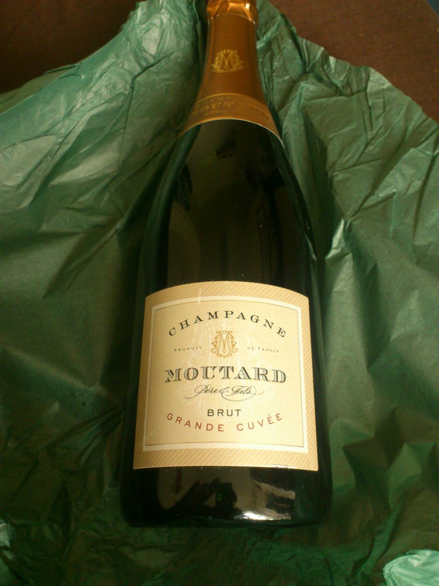 WineJamYouTube's tweet photo. @JMiquelWine @famillemoutard @missbubbles1983 @MrScottEddy @DemiCassiani @damewine @Fiery01Red @RealWineGuru @StreetFoodUK @LewWines @pietrosd @JeremyPalmer7 Also a fan of this champagne too!! #smallyoutuber #smallgrowers https://t.co/1wpVIaQw8k