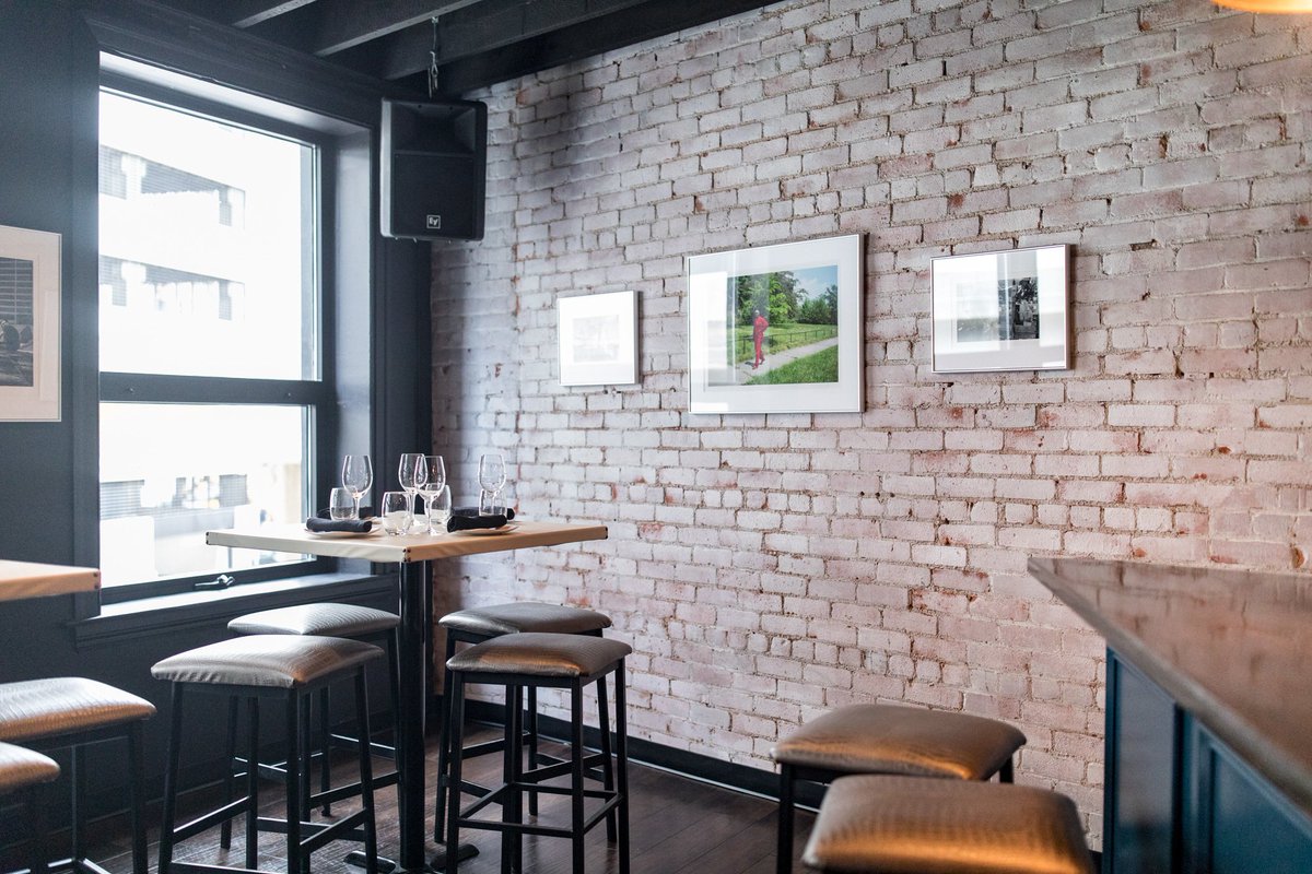 tbdmag's tweet photo. The origin of 'Blue' in @Savannahblue_D’s name is easy to identify. The walls are painted black w/ midnight blue uplighting in the lounge. The bar is a lighter shade of cobalt blue w/ a dark marble top.

Read more about the northern soul food restaurant: https://t.co/D0Ds2Zn1HW https://t.co/cp1rQvhdZr