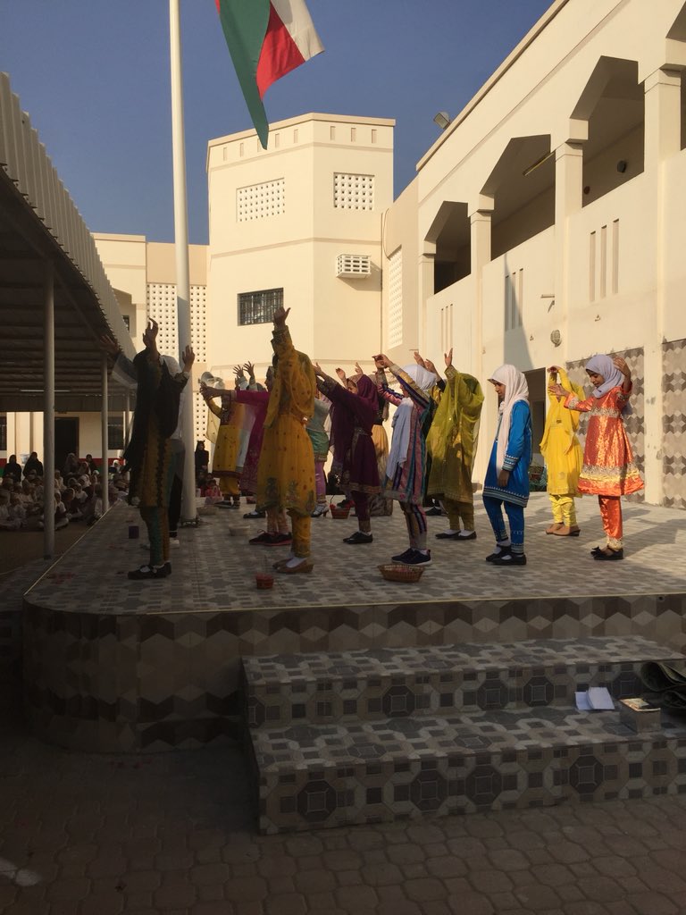 تقديراً لجهود معلمات واداريات المدرسة احتفلت المدرسة بيوم المعلم بتاريخ ٢٥/٢ يوم الأحد وقدمت الكثير من الفعاليات المتنوعة ..