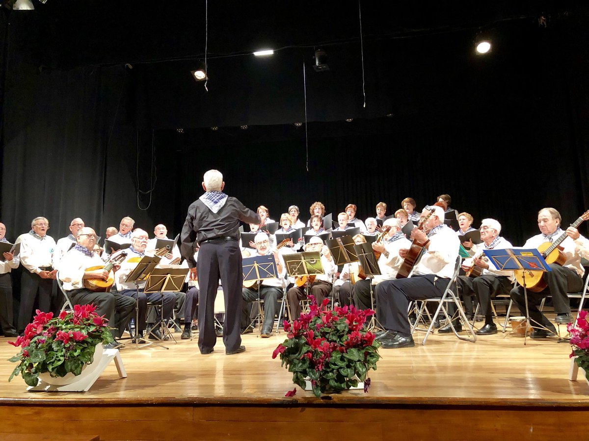 2015Amparo's tweet photo. Concert de Falles Coral Rondalla “El Cant ens dóna vida”. Fantàstica vesprada amb els nostres majors. Sou els millors!@feli_bondia @MartinPAMoncada @MayoresMoncada @AytoMoncada https://t.co/8NfgT7XWqZ
