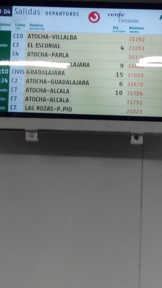 Esperando en Chamartin ....como siempre ... #LaAveriaDeCadaDia <a href="/SalvaCercanias/">Salvemos Cercanías #QueremosTren</a> <a href="/HartosC/">Hartos del Cercanias</a> <a href="/fomentogob/">Ministerio de Fomento</a> 5-6 trenes de la misma línea esperando para poder salir