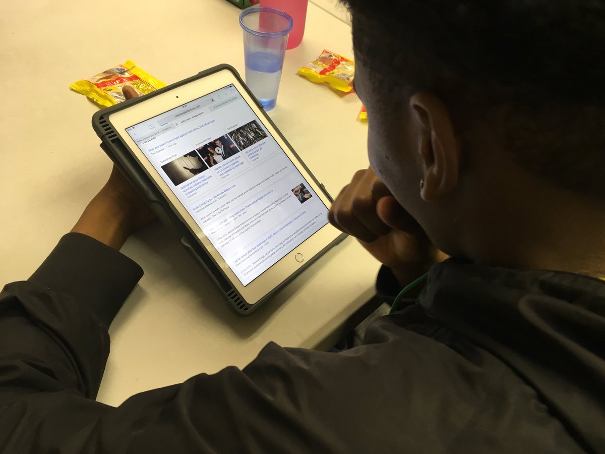 Knife crime prevention ideas being shared with our B-Safe team. Trying to #preventknifecrime with in the City of Wolverhampton <a href="/HeadStartFM/">HeadStart Wolves</a> . 🚫🔪