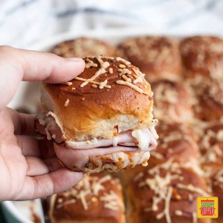 CricketsSnacks's tweet photo. Hawaiian Pizza Pull Apart Sliders https://t.co/4wCnN8XpVT via @SundaySupperFam https://t.co/GrTumpY6t0