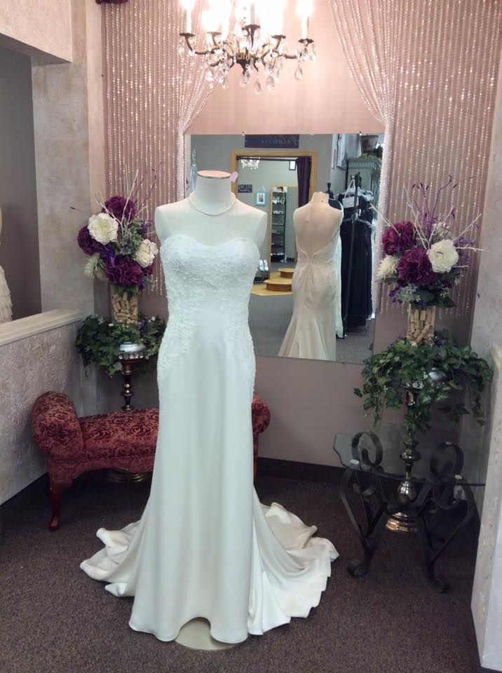 BridalAisleMn's tweet photo. This sz 10 Paloma Blanca Fit &amp; Flare gown is twice as beautiful as the pictures portray. Incredibly soft and creamy satin designed in a way that creates stunning panels on the train, making wedding dress dreams come true.

https://t.co/ccwIpZ2Eiy
#palomablanca #enggaged https://t.co/MwGC9UgZv4