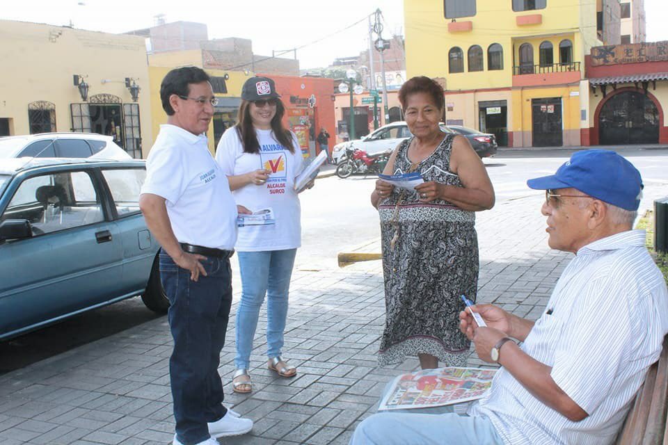 limavaoficial's tweet photo. #LimaVa también por #Surco y lo hacemos como sabemos debe hacerse: conversando con nuestros vecinos como lo hace #JuanAlvarado por @EstherCapunay    https://t.co/9xYLYMSO6Z https://t.co/UHvD6bEbw3