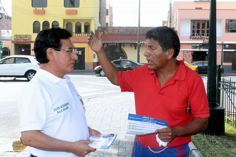 limavaoficial's tweet photo. #LimaVa también por #Surco y lo hacemos como sabemos debe hacerse: conversando con nuestros vecinos como lo hace #JuanAlvarado por @EstherCapunay    https://t.co/9xYLYMSO6Z https://t.co/UHvD6bEbw3