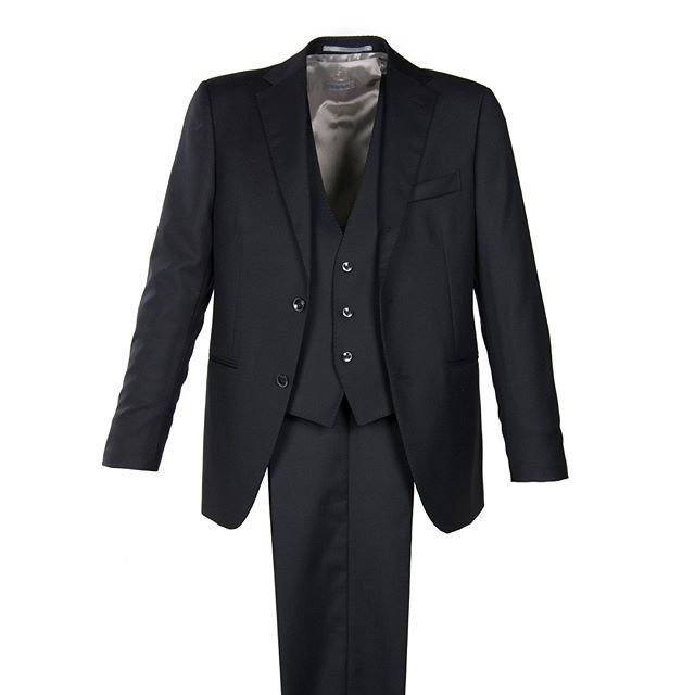 MAN SUIT CANTARELLI BLACK
Art: 433--423753431
Color: BLACK
Composition: 100% WOOL
Buy now: marchelab.com/node/433
#marchelab #fw1718 #instaclothes #suit #fashioninstagram #befashion #fashionmood #manclothes #winter17 #suits #modauomo #styleman #coolstyle #fashionandstyle