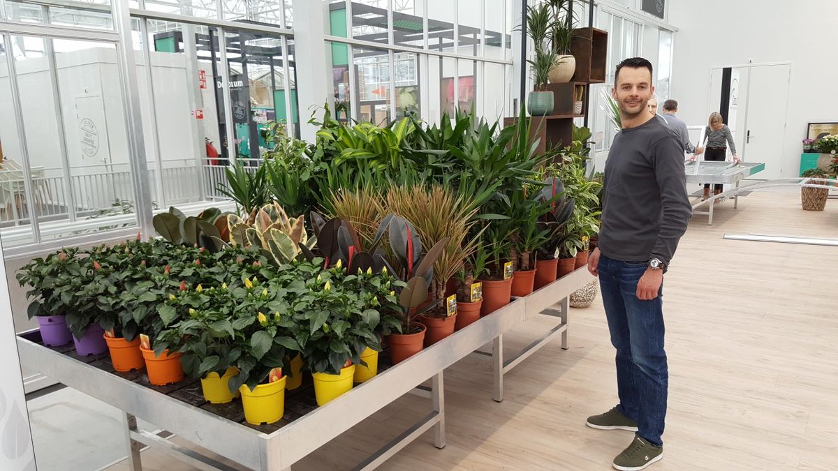 Morgen en overmorgen vindt naast de Seasonal Trade Fair bij Royal Flora Holland, ook de Trendbeurs in het net geopende World Horti Center plaats!

Ons verkoopteam praat u graag bij in onze gloednieuwe stand in het World Horti Center! We zien u graag!