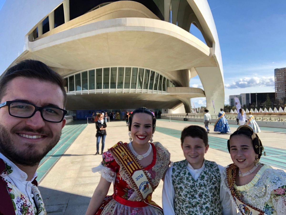 santaannafalla's tweet photo. Aquesta vesprada els nostres representants replegaran el 46é premi d'ús i promoció del Valéncia de mans de la Fallera Major de València 👏👏👏
Estan guapísims 😍😍
#fallesdevalència #fallasantaanna #llibret #igualtat #PremisLlibretFallesGVA https://t.co/wwFboBLPxg
