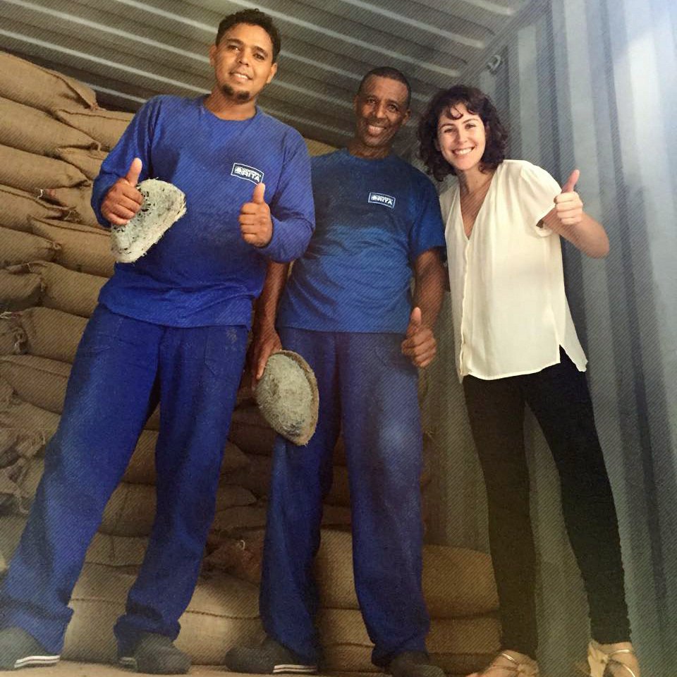 CoffeeCoMission's tweet photo. Ever wonder how they load #coffee from the #coffeefarm all the way to port? Here's our Brazilian origin Condado loading their bags into a truck to make it's way to port. Good ol fashioned hard work! #greencoffee #Brazil #CoffeeLover #import https://t.co/J1Fj41czRr