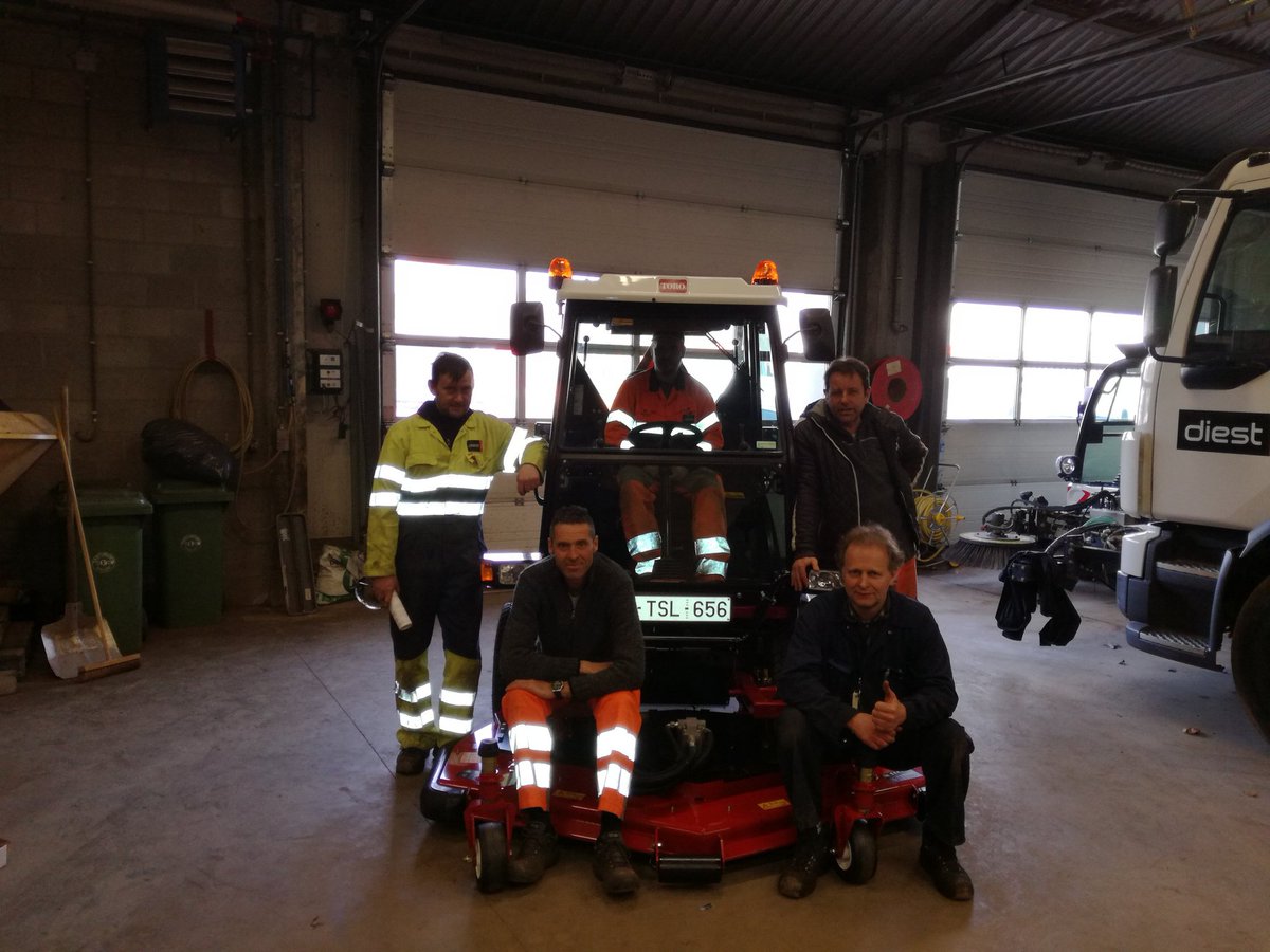 In @StadDiest gaan ze voortaan maaien met deze <a href="/TheToroCompany/">Toro</a> #Groundsmaster3400. De levering gebeurde in aanwezigheid van de #Groendienst! Laat de lente nu maar beginnen! 🌞🌞
