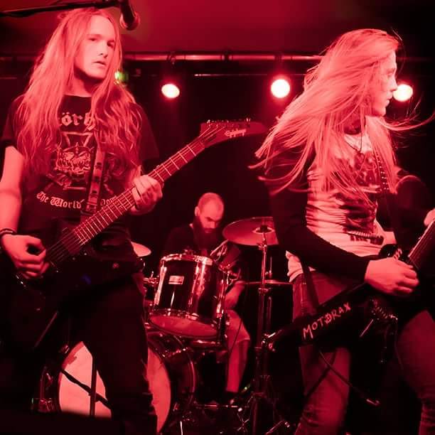 MotoraxOfficial's tweet photo. Yooo, were looking for gigs and all that now so book us if you wanna see us or buy a CD then hit us up 🤘 #metal #motorax #motoraxep #heavymetal #thrashmetal #groovemetal #london #liveband #bookus https://t.co/r7Nf60A4Q5