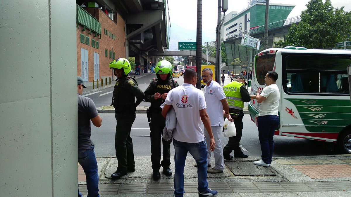 <a href="/metrodemedellin/">Metro de Medellín 💚 #ALoMetro</a> continúa violentando el Derecho de LIBERTAD DE EXPRESIÓN DE LOS SINDICATOS -Sentencia T-434/11 Corte Constitucional de Colombia, deteniendo a compañeros y reteniendo el material informativo del sindicato a través de la <a href="/PoliciaColombia/">Policía de Colombia</a>. <a href="/PGN_COL/">Procuraduría General de la Nación</a> <a href="/MintrabajoCol/">MinTrabajo</a>