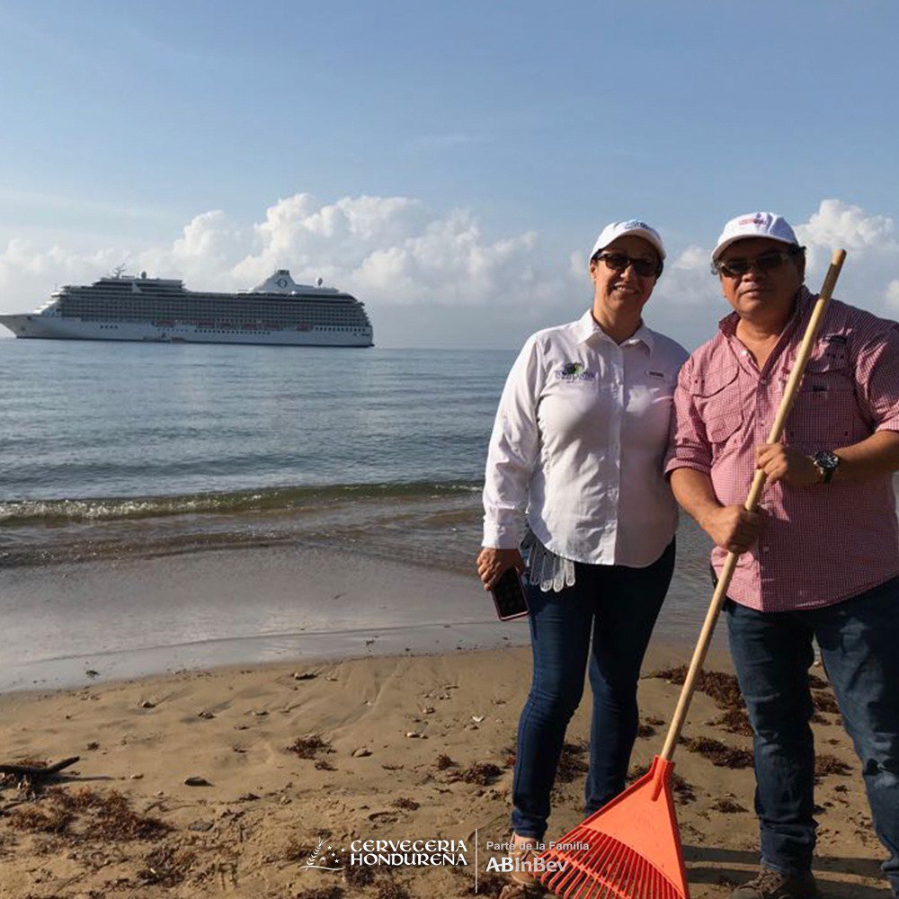 CerveceriaHond's tweet image. Dawn Hyde del Puerto de Cruceros de Roatán y Mauricio García emprendedor del reciclaje. Participan en la actividad de limpieza de playas #PorUnMundoMejor