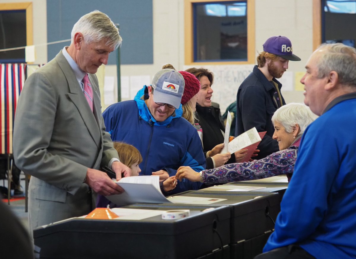 photorichierich's tweet photo. Voters in #Hampton brave the #snow to get to the polls at Winnacunnet HS for #townelections. #nhpolitics #nhwx #NOREASTER3 @seacoastonline @HamptonUnion https://t.co/yZ2gwo1pdN