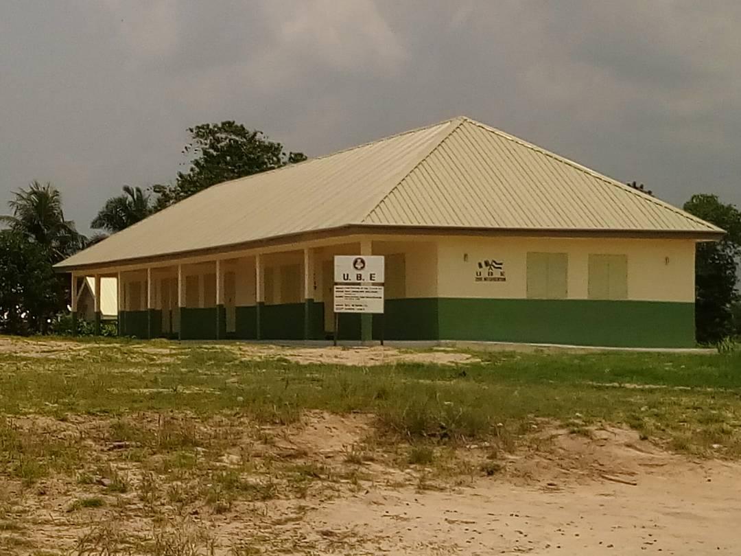 4lowthemoney's tweet photo. @buchionyegbule @BIkimberly @ProfOsinbajo @HamzyCODE @wefmng @WazobiaFMAbuja @Wils_Atumeyi @Prof_Umezulike @TrackaNG @sdgsnigeria Our team went to the school to access project implementations and gladly it is up to 90%  as the Computer lab has been completed, Laboratory being completed and Blocks of classrooms being completed
#UpgradeUgep
#FollowTheMoney https://t.co/FWKJKvzoiA