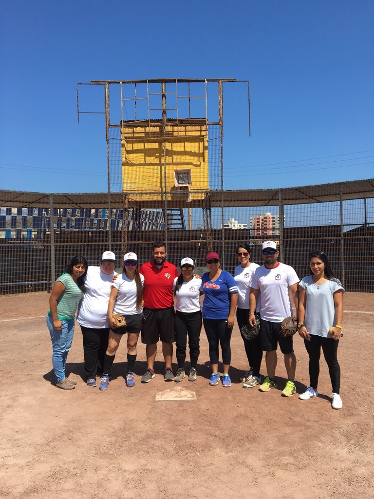 Coach_Stu's tweet photo. We had a great morning at our Coach’s Clinic in Antofagasta! I love the thirst for knowledge and how eager each coach and player has been to learn throughout our time here. 🇨🇱🇺🇸 #softball @ScrapYardFP #FECBES #gosocket https://t.co/kbNoJT3jUt