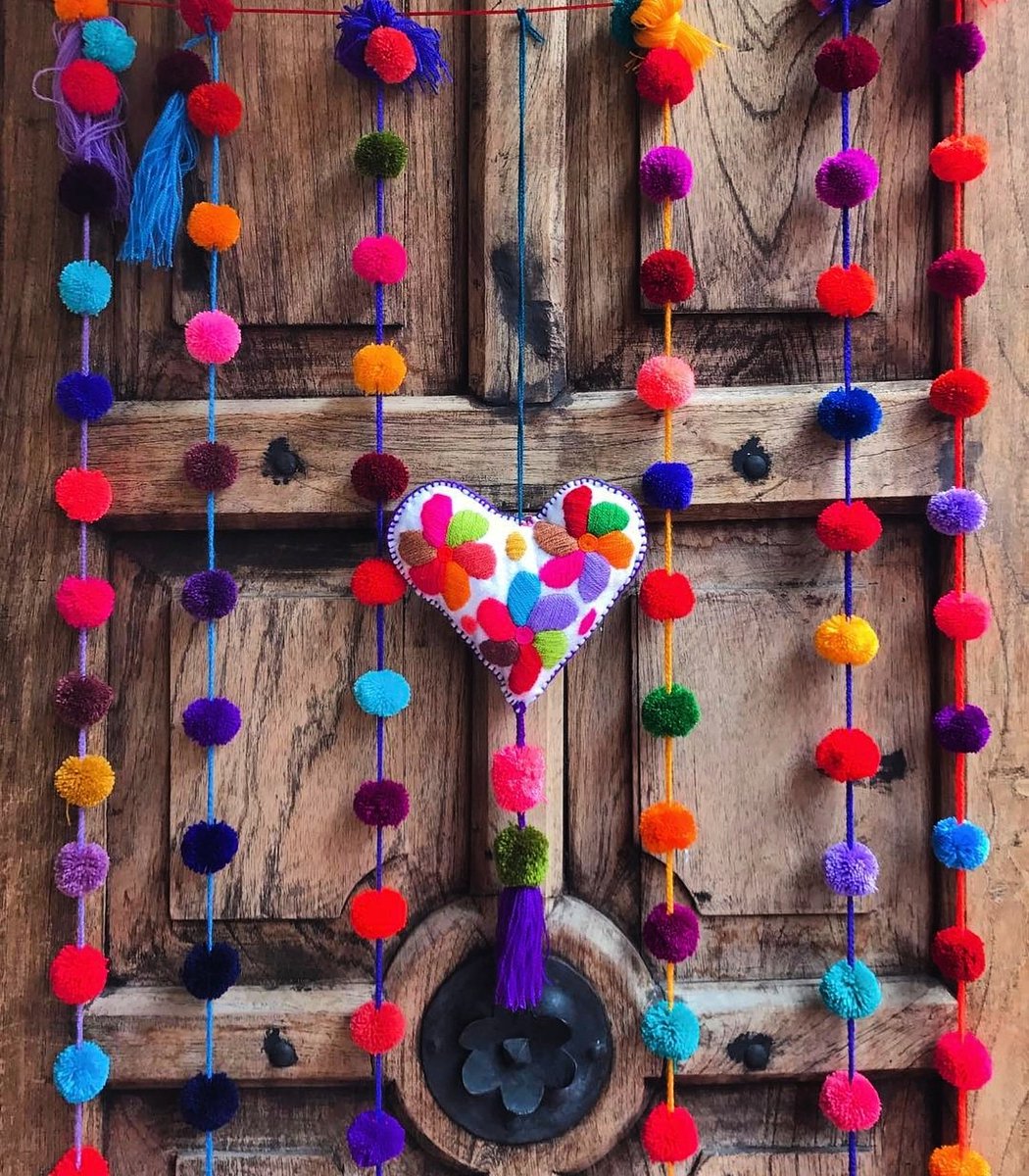 En tu viaje a #Chiapas visita el "Mercado de Artesanías de Santo Domingo", encontrarás puestos llenos de creatividad y tradiciones ancestrales plasmados en un sinfín de textiles. 💙💛💜
<a href="/Sectur_Chiapas/">Turismo Chiapas</a> <a href="/SanCrisTurismo/">SanCristóbalChiapas</a>