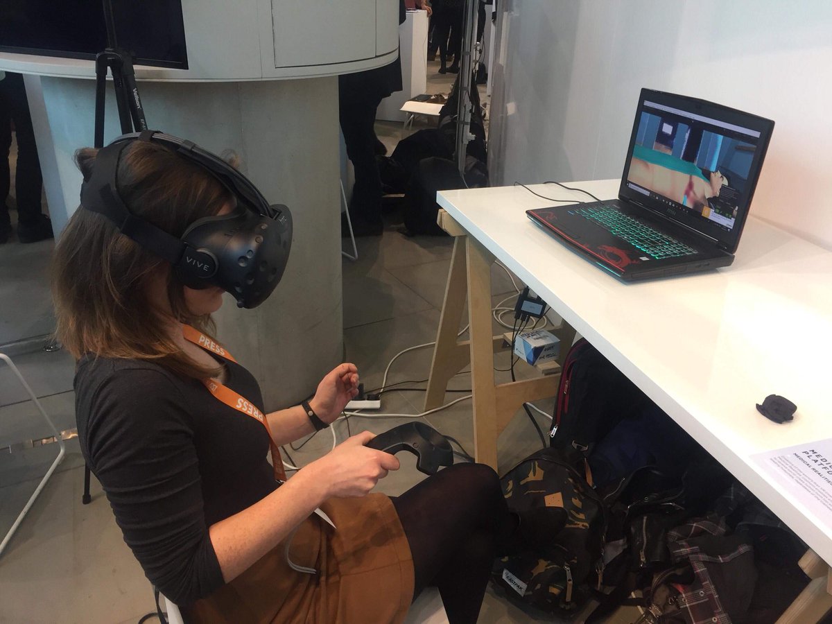 Saoirse tries her hand at some virtual surgery with <a href="/ShafiAhmed5/">Prof Shafi Ahmed PhD FRCS</a> <a href="/MedRealities/">Medical Realities</a> #WIREDHealth 
...virtual patient doing well 🙌