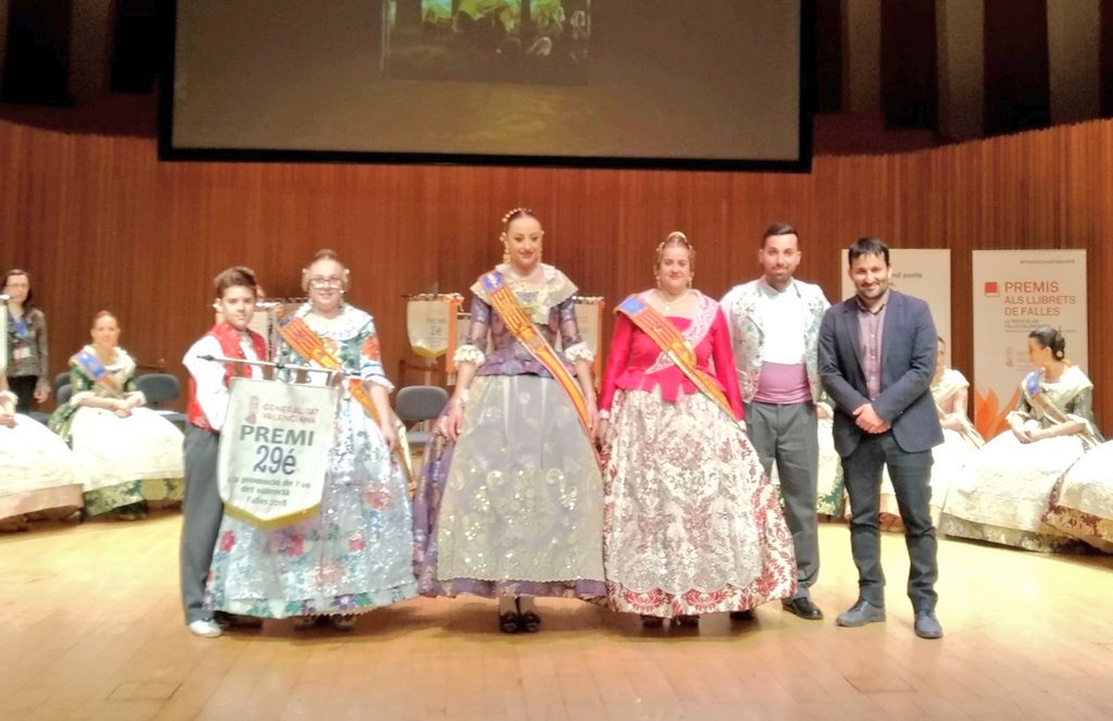 FallaP_SantRoc's tweet photo. 29é Premi per la Promoció i Ús del valencià! Enhorabona a tota la comissió!!! #Llibret18 #Falles https://t.co/X21uruflrH