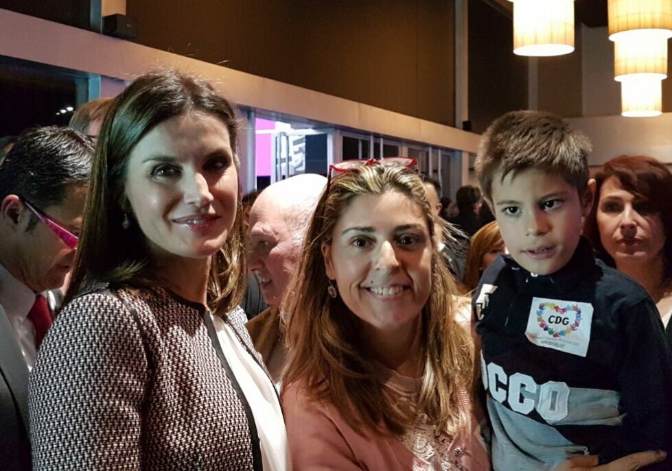 cdgsindrome's tweet photo. Hoy en Madrid ha tenido lugar el acto oficial del Día Mundial de las ER, presidido por S.M. la Reina Letizia. Apoyando este acto tan importante @ChristianG_7 y @almudenacid. @cdgsindrome ha estado representado por Juan y su mamá Cristina. #somosfeder #DiaMundialdelasER https://t.co/FtvcV05Phm