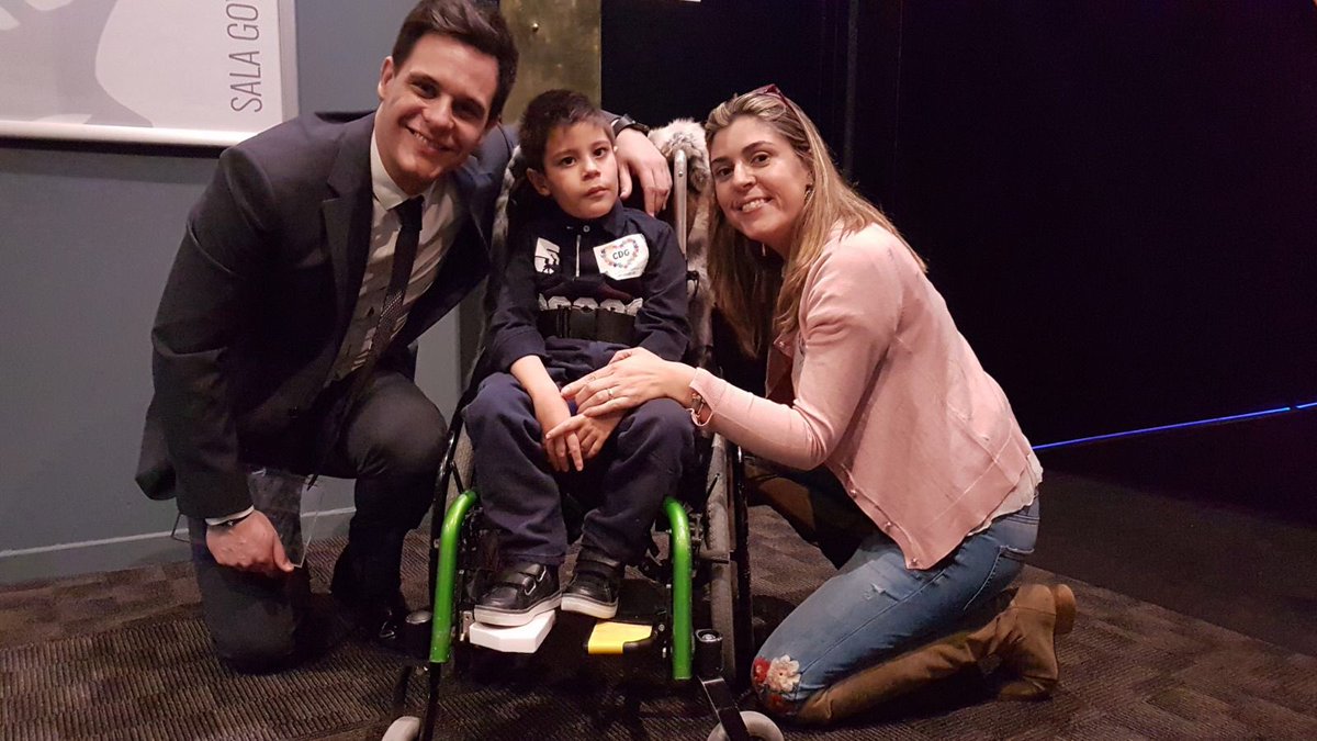 cdgsindrome's tweet photo. Hoy en Madrid ha tenido lugar el acto oficial del Día Mundial de las ER, presidido por S.M. la Reina Letizia. Apoyando este acto tan importante @ChristianG_7 y @almudenacid. @cdgsindrome ha estado representado por Juan y su mamá Cristina. #somosfeder #DiaMundialdelasER https://t.co/FtvcV05Phm