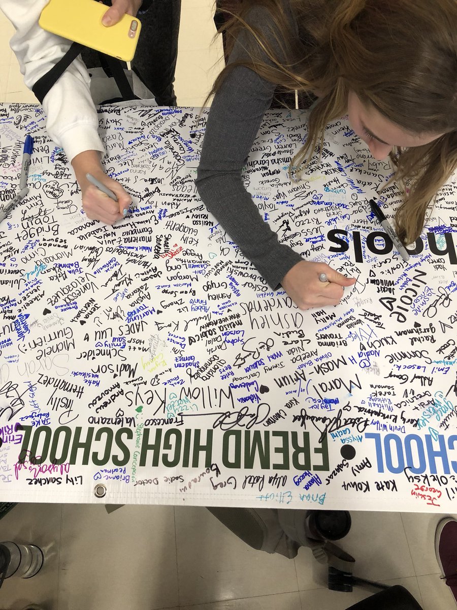 2018phswalkout's tweet photo. Banner signing is going great so far! Make sure to stop by dying your lunch period to participate! https://t.co/8WhAbcZc2K