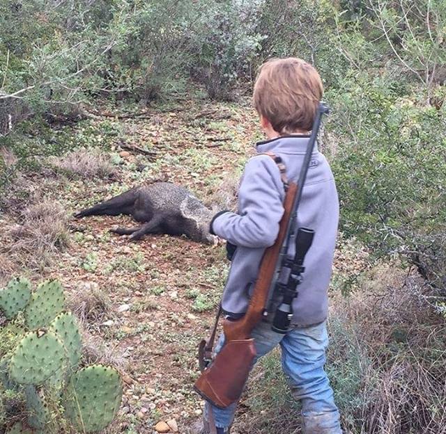 La muerte nunca debería llevarse a los niños. Y los niños jamás deberían traer la muerte. Detrás de la primera aberración a menudo los humanos. Detrás de la segunda, siempre.