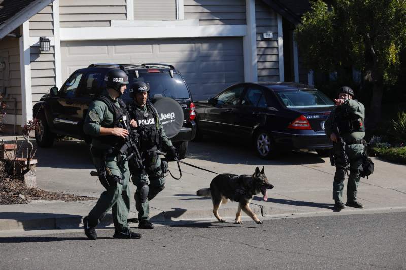 .@sanrafaelpd SWAT and <a href="/K9Faro/">SR Police K9 Faro</a> assist with the search for suspects from a home invasion robbery yesterday.