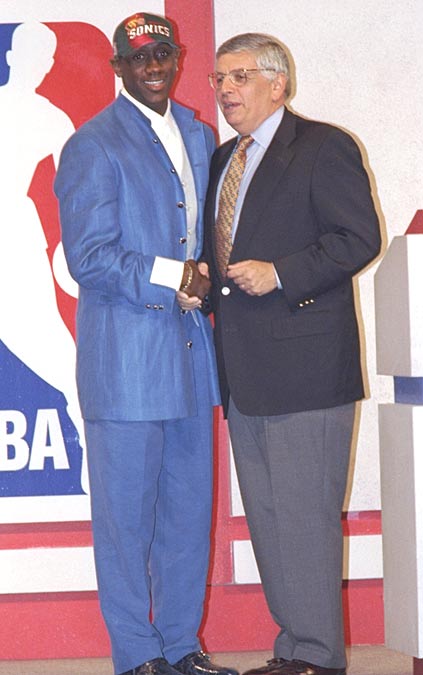 Happy 57th birthday to Bobby Jackson! Nice suit. 