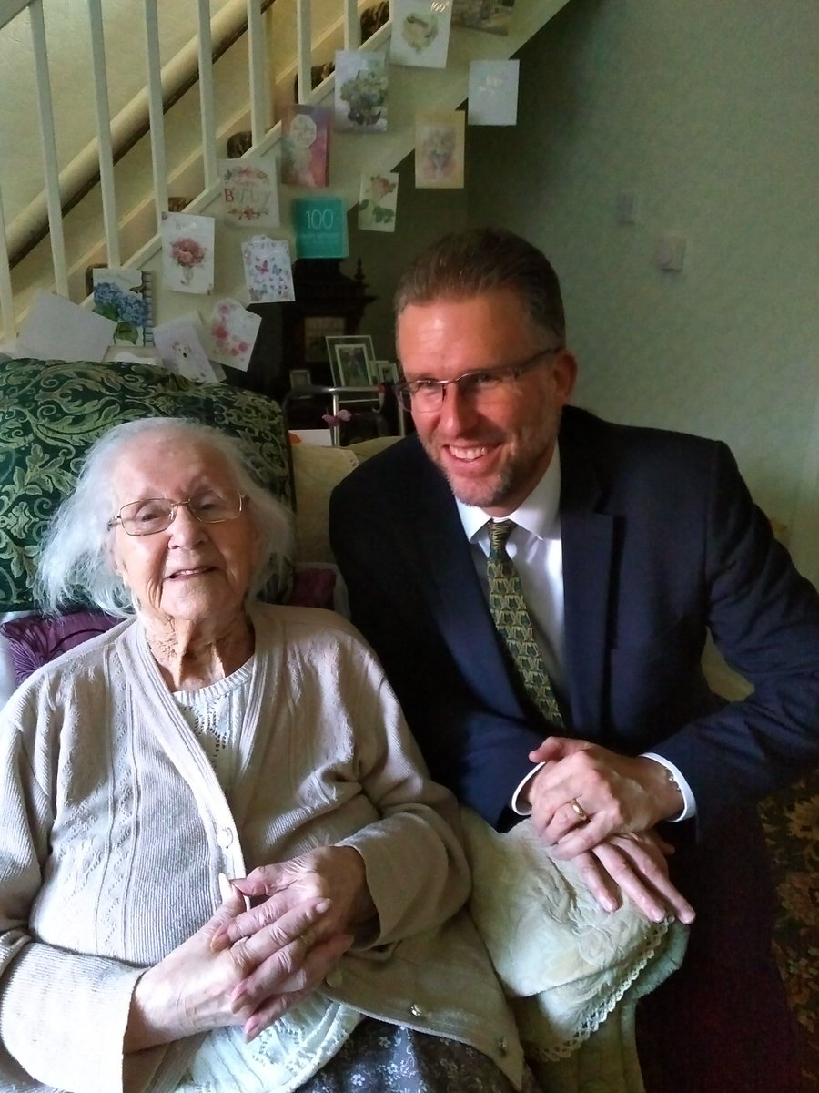 CCLeicsPolice's tweet photo. Happy 100th Birthday Kathleen from all @leicspolice !

Kathleen's late husband served for 30 yrs, retiring as a Sgt.  He then joined us as a staff member.

#Luffenham #Syston
@LeicesterPolFed https://t.co/84x9xlmaoe